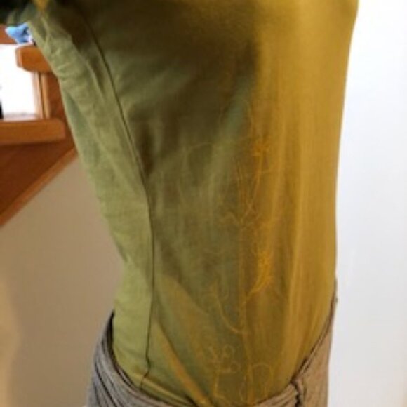 MEC Slim Fit Scoop Neck Short Sleeve Cotton T Shirt w Graphics in Green Size M - Picture 2 of 4